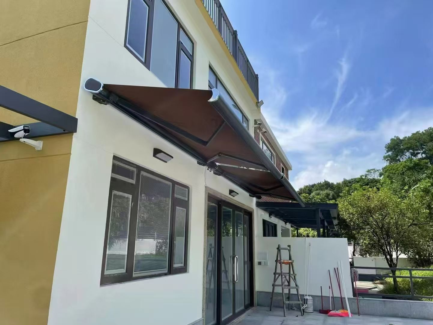 AUTOMATIC AWNINGS